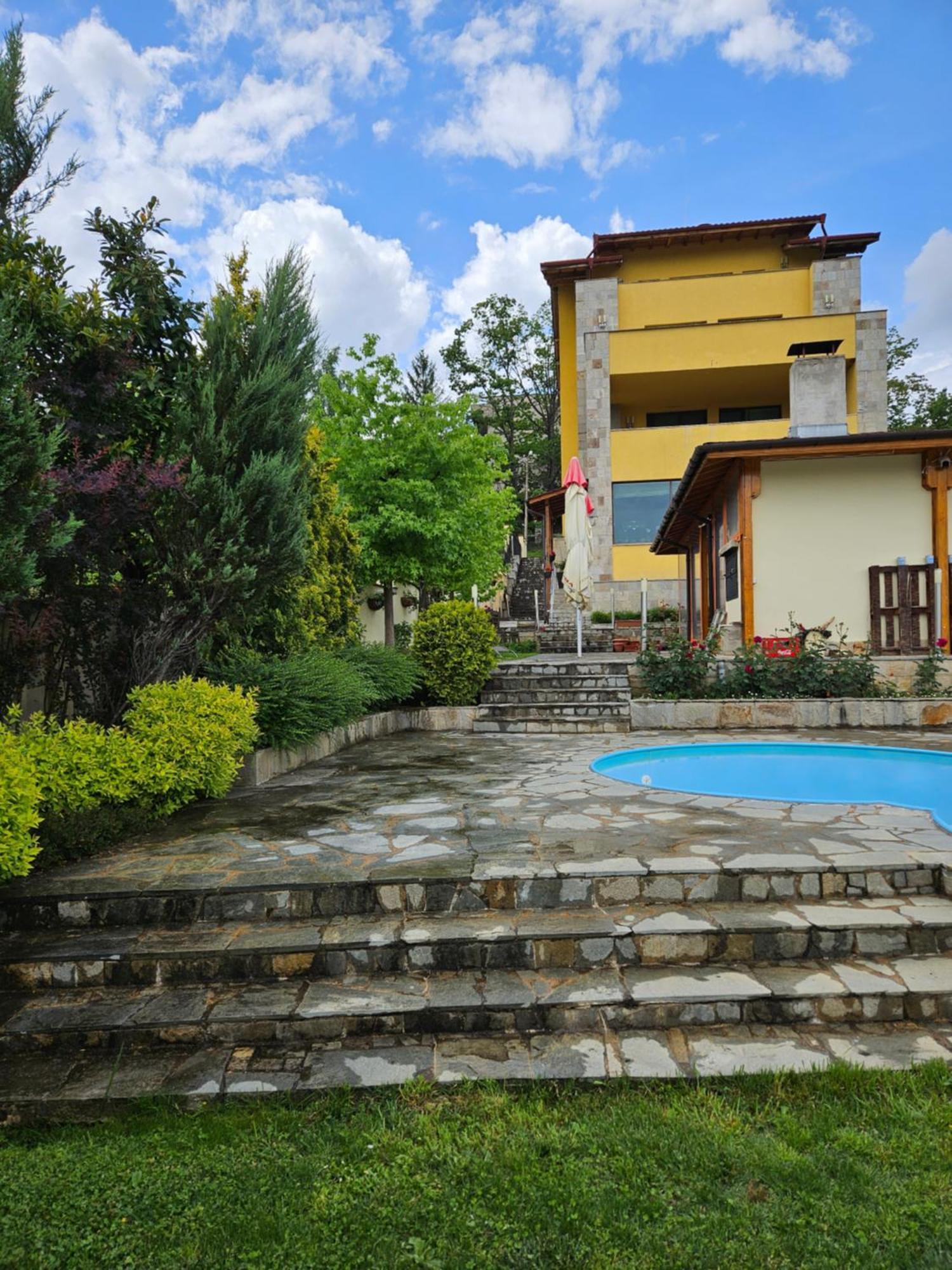 Family Hotel Komhotel Berkovitsa Εξωτερικό φωτογραφία
