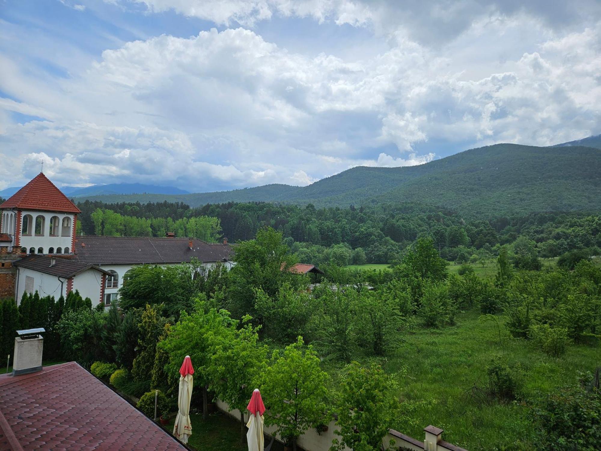 Family Hotel Komhotel Berkovitsa Εξωτερικό φωτογραφία