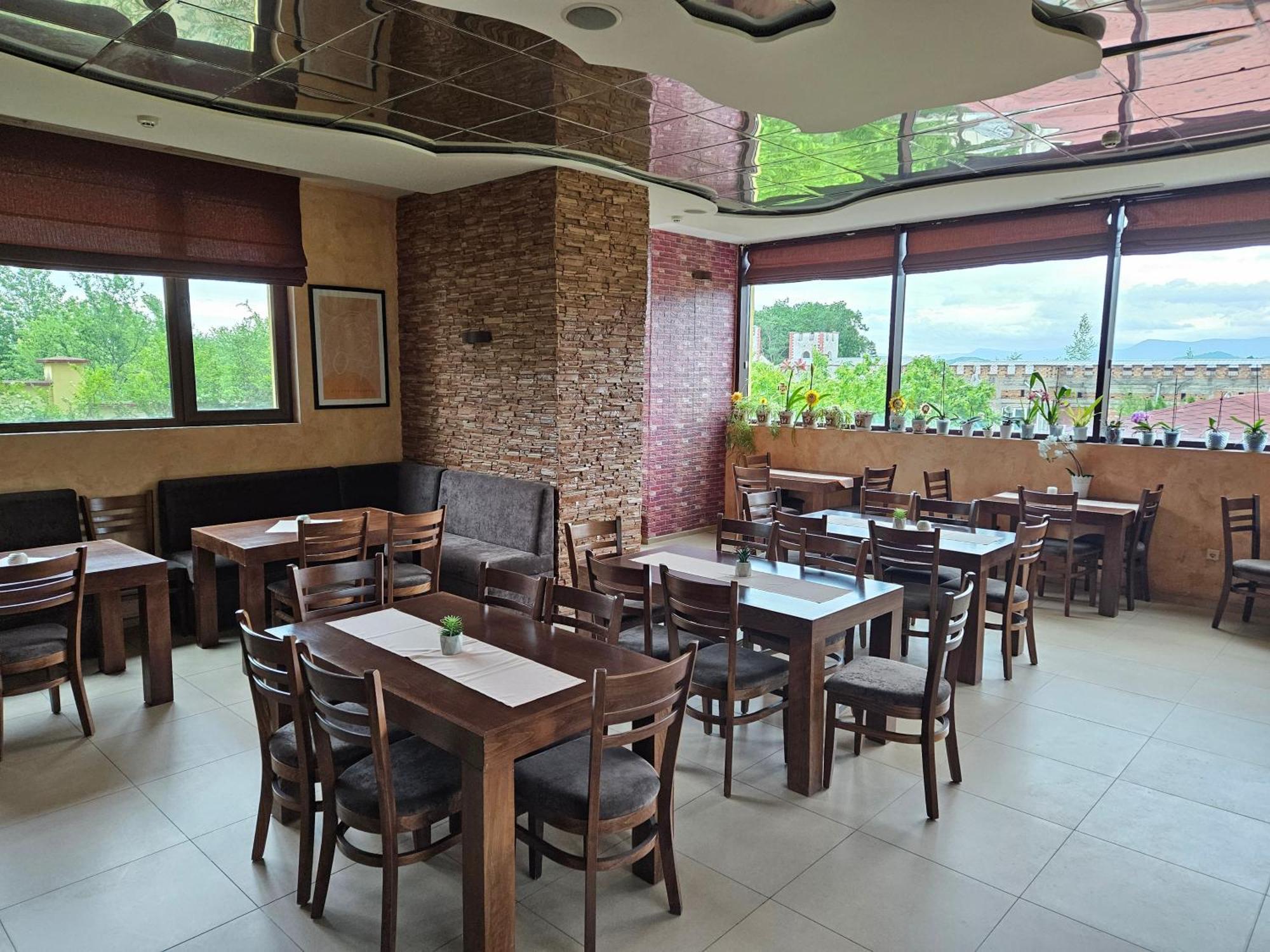 Family Hotel Komhotel Berkovitsa Εξωτερικό φωτογραφία